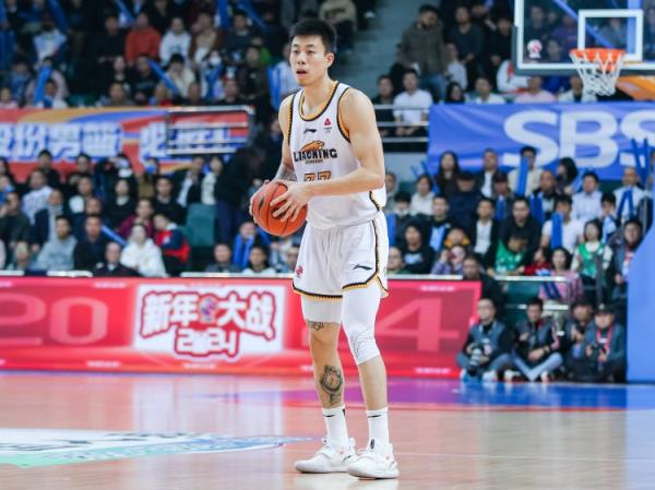 屋漏偏逢連夜雨！張鎮(zhèn)麟7中1僅得2分2板4助 末節(jié)受傷離場